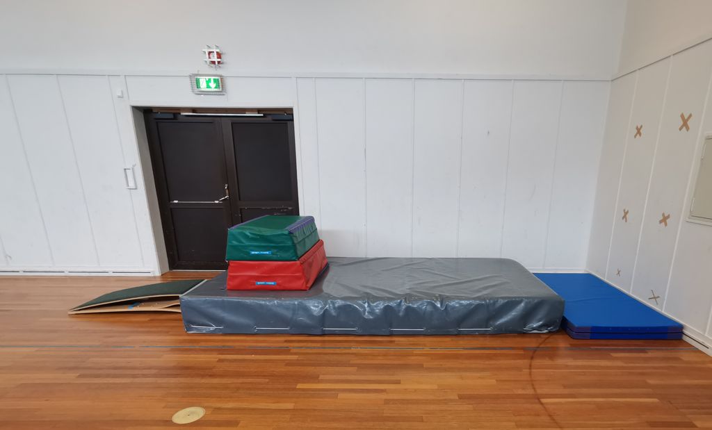 Et springbrett og en skumkasse oppå en tjukkas. Foto.