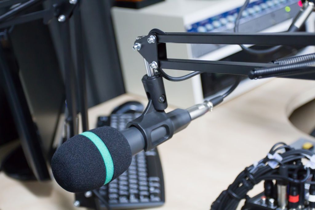 Radiostudio med mikrofon. Foto.