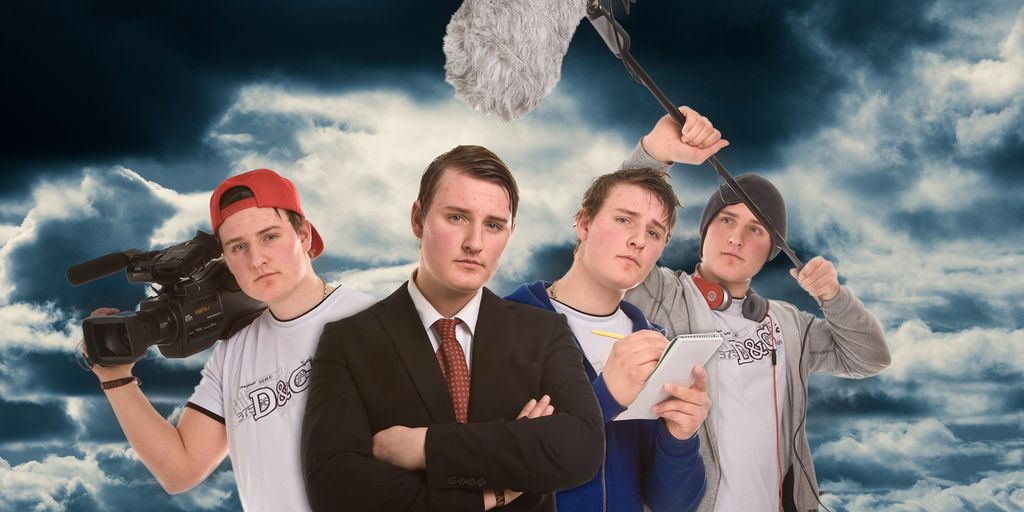 Elevar med videokamera, skriveblokk og mikrofon. Foto.