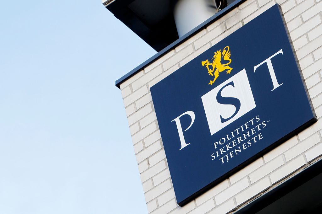 Skilt på en murvegg der det står: PST Politiets sikkerhetstjeneste. Foto. 