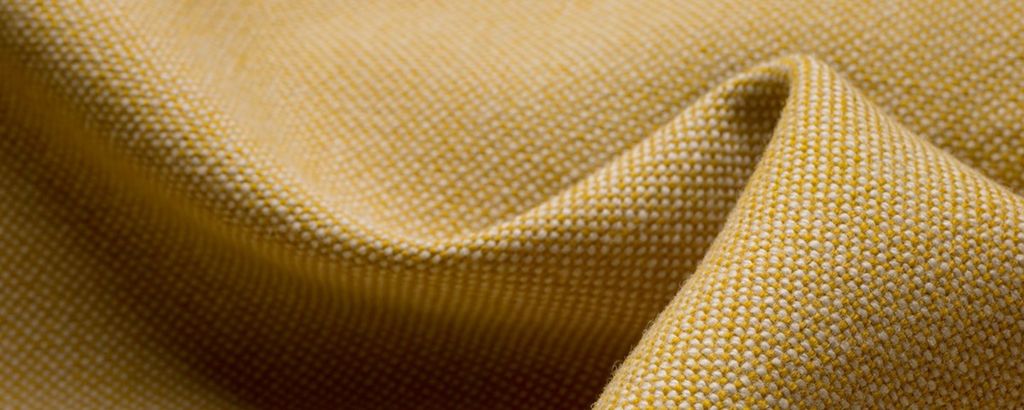 Vevd ullstoff i gultone. Foto.