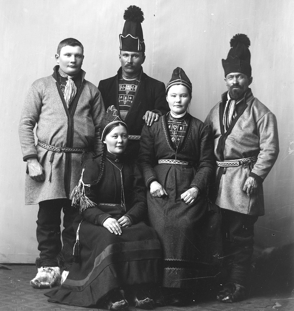 Göökte nyjsenæjjah jïh golme kaarrh gaptine gåårveldihkie. Tjeehpes-veelkes guvvie.