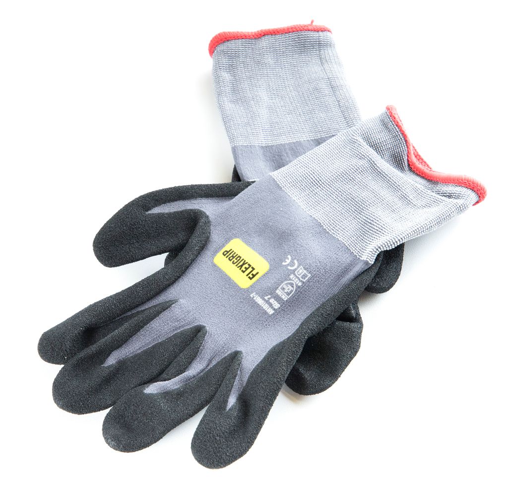 Eit par arbeidshanskar med gummibelegg i handflatene og opp rundt fingrane. Foto.