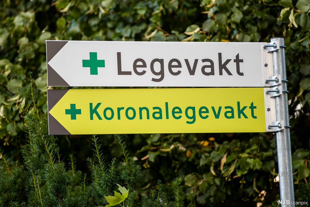 Veiskilt som viser vei til legevakt og koronalegevakt. Foto.
