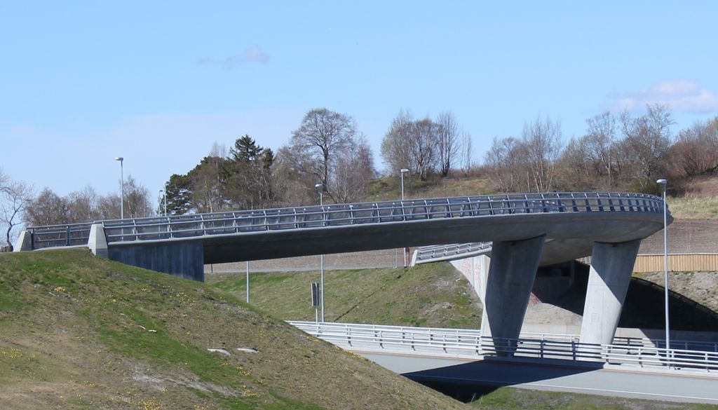 Bru bygd i betong. Foto.