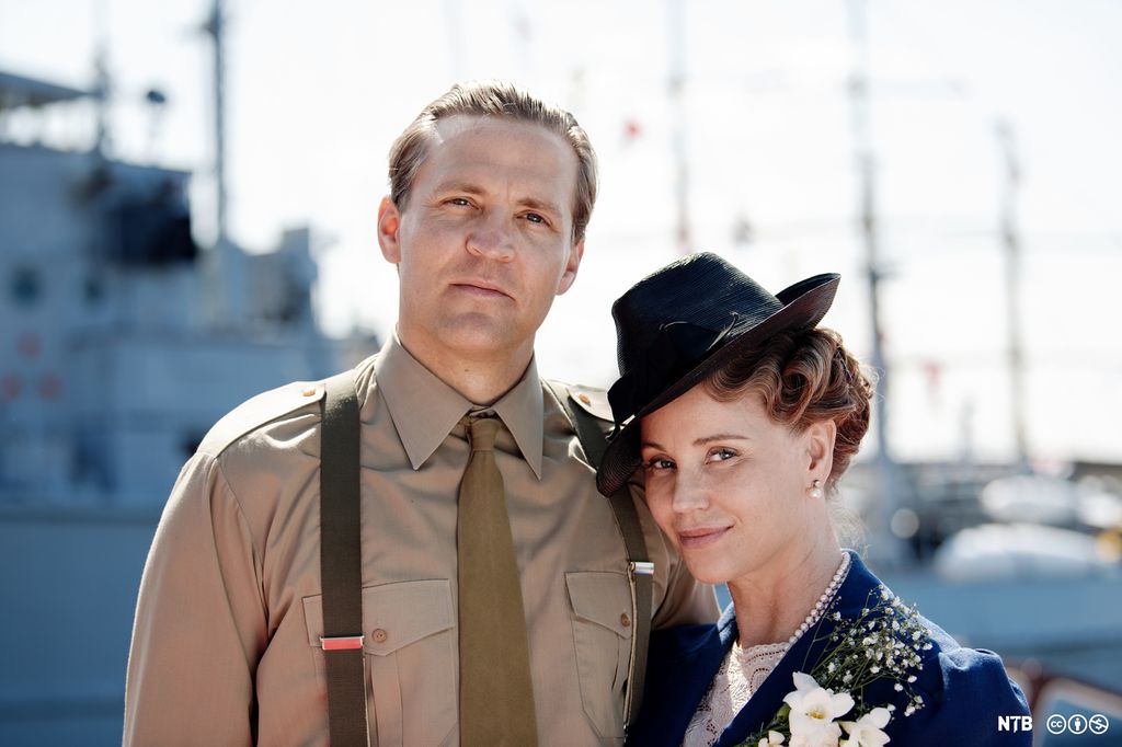 Portrettbilete av ein mann i lysebrun skjorte og ei kvinne med hatt og perlekjede. Foto.