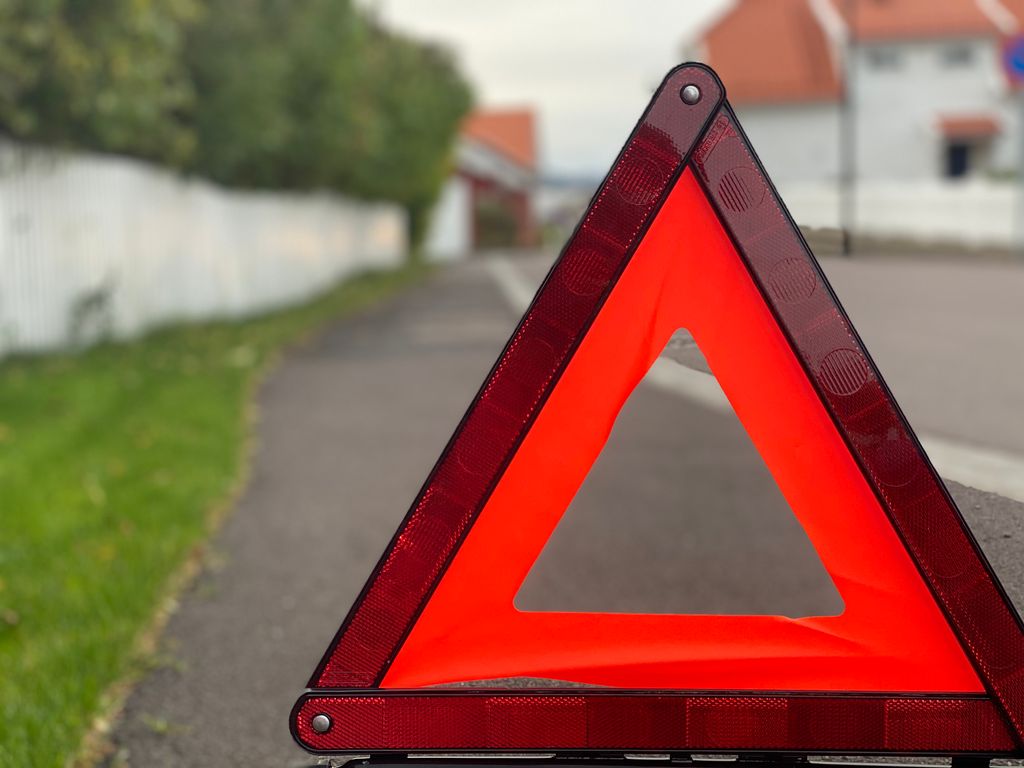 Varseltrekant plassert i veikanten. Foto. 