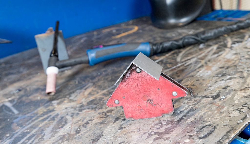 Ein raud magnetvinkel på 90 gradar. Foto.