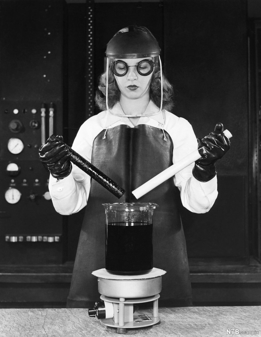 Kvinnelig labarbeider utfører tester. Foto.