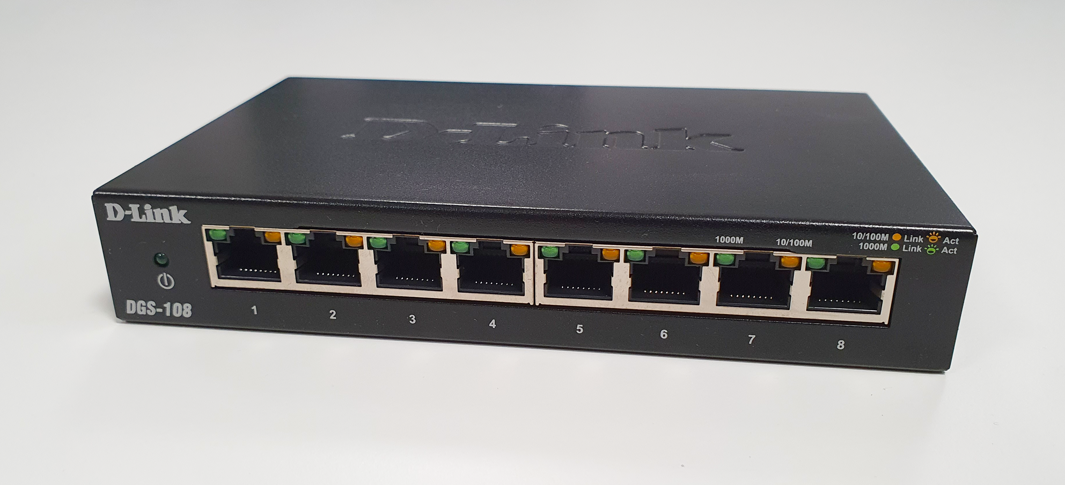 Svart, firkantet svitsj med åtte nettverksporter i fronten. Foto.