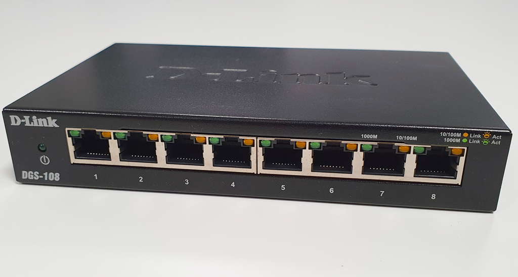 Svart, firkantet svitsj med åtte nettverksporter i fronten. Foto.