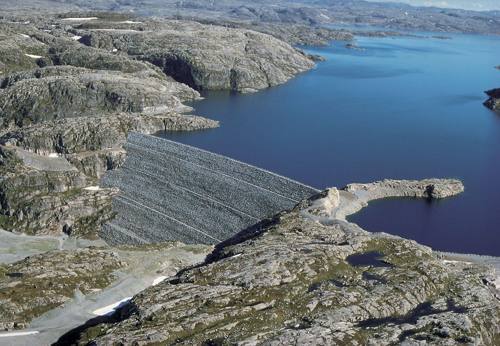 Stor demning i enden av et vann i høyfjellet. Foto. 