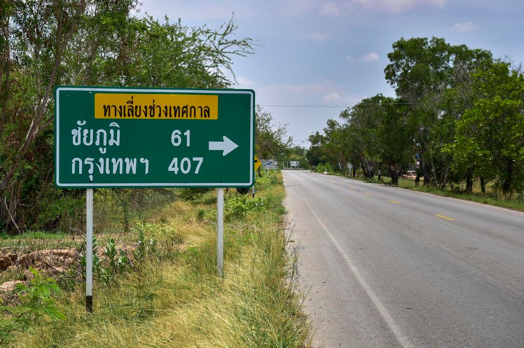 Vegskilt i Thailand. Foto.
