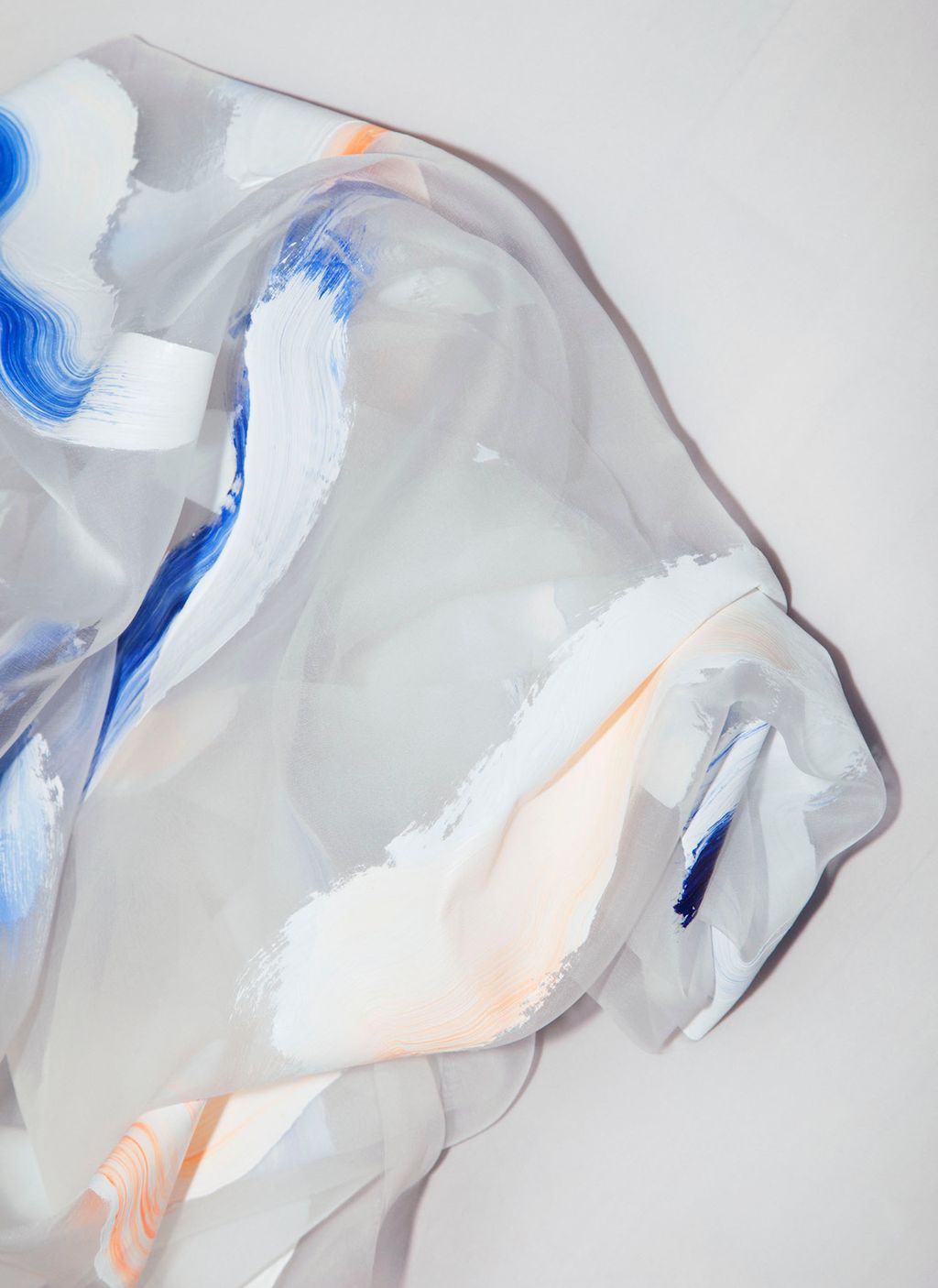 Transparent tekstil med malt dekor. Foto.