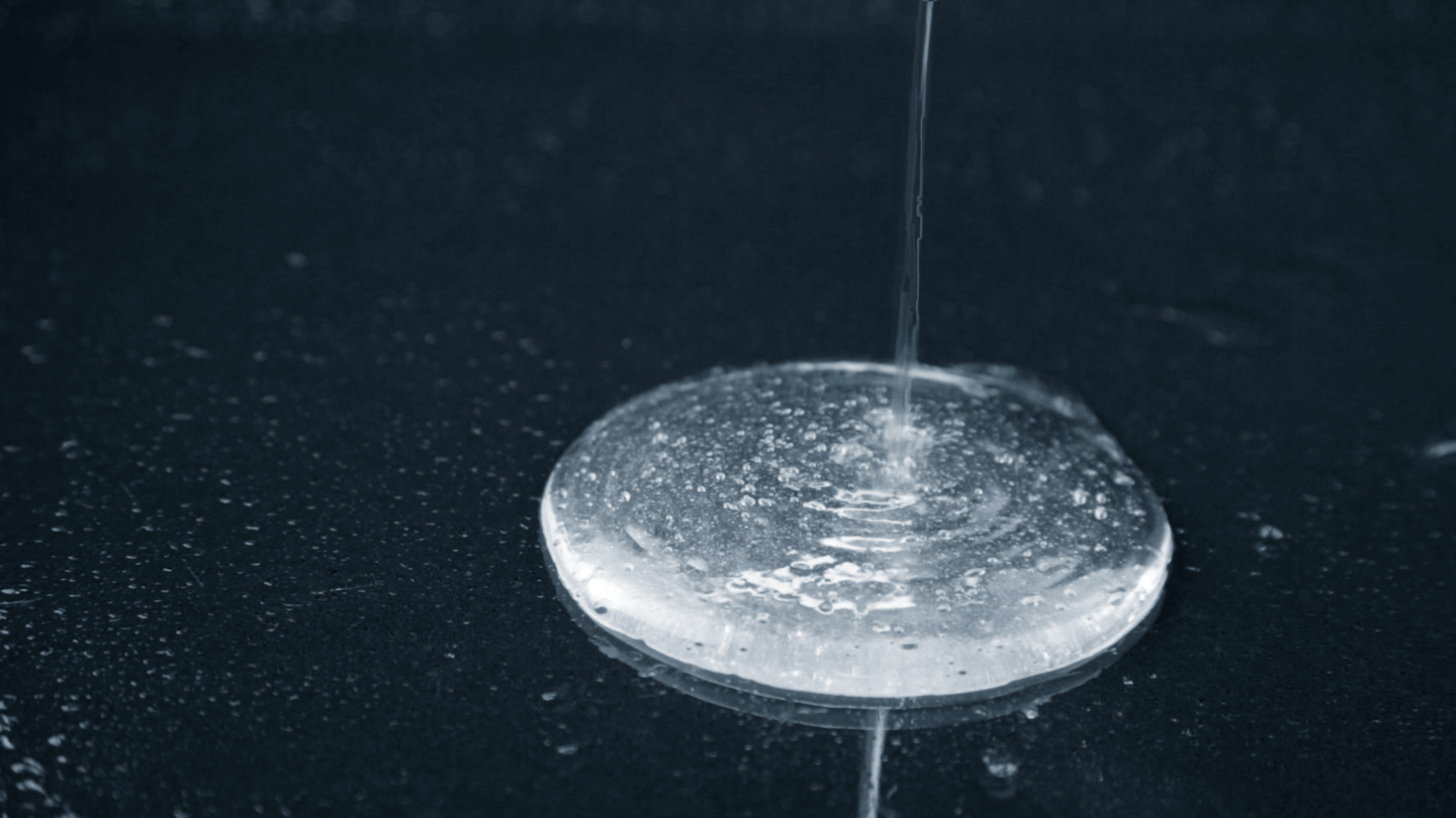 Viskøs væske er tyktflytende. Foto.