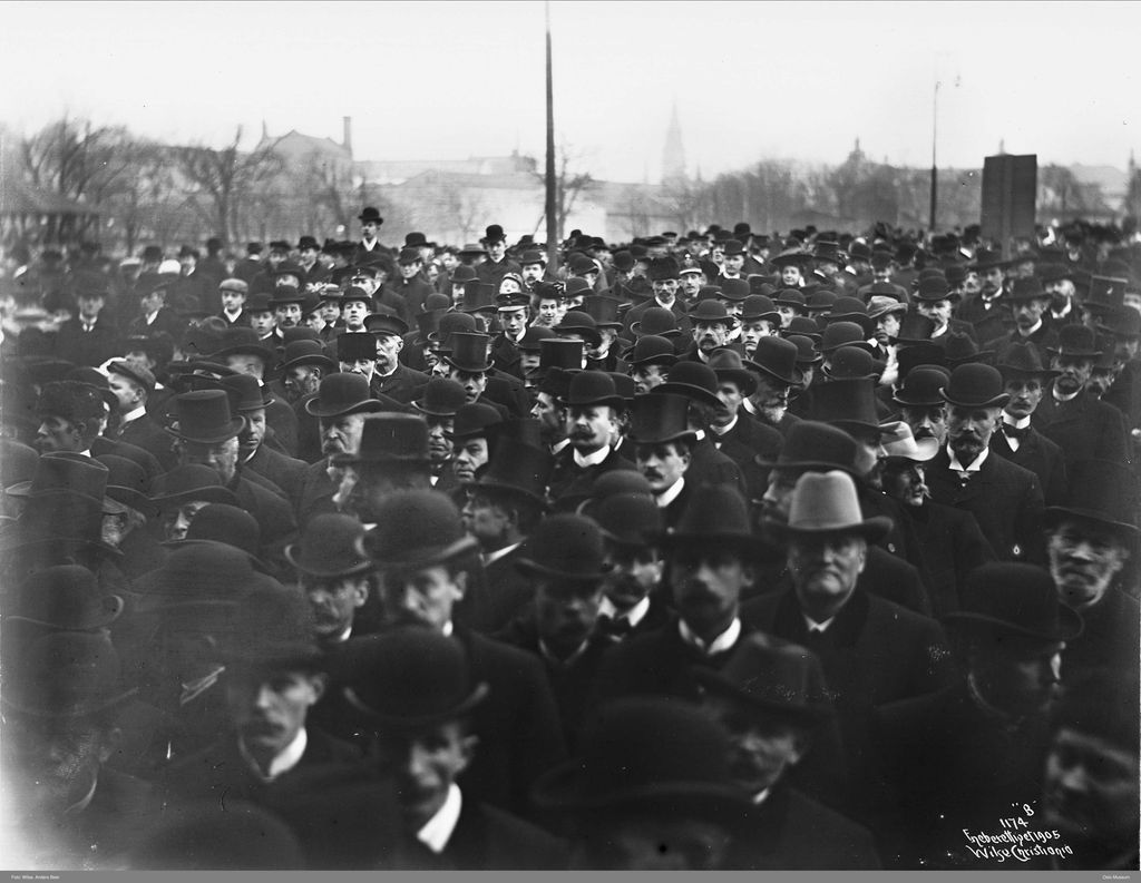 Ei stor folkemengd av menn med hatt på Akershus festning under folkeavstemninga om kongedøme i 1905. Foto.