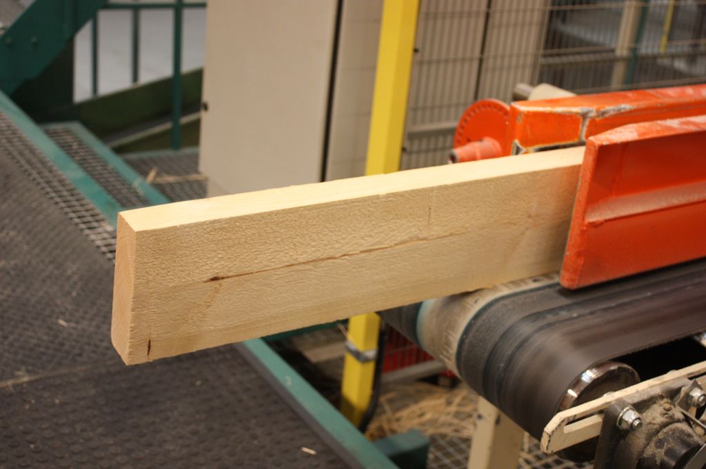 Planke på slipebord. Foto.