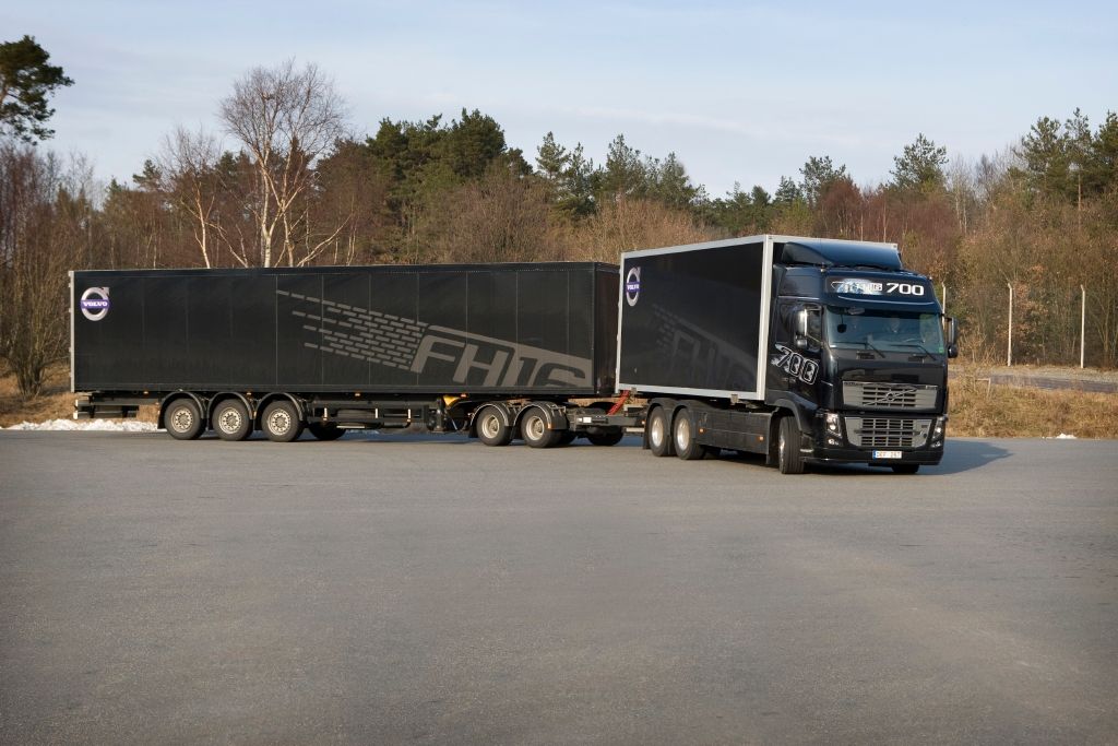 Bildet viser et modulvogntog i sving.