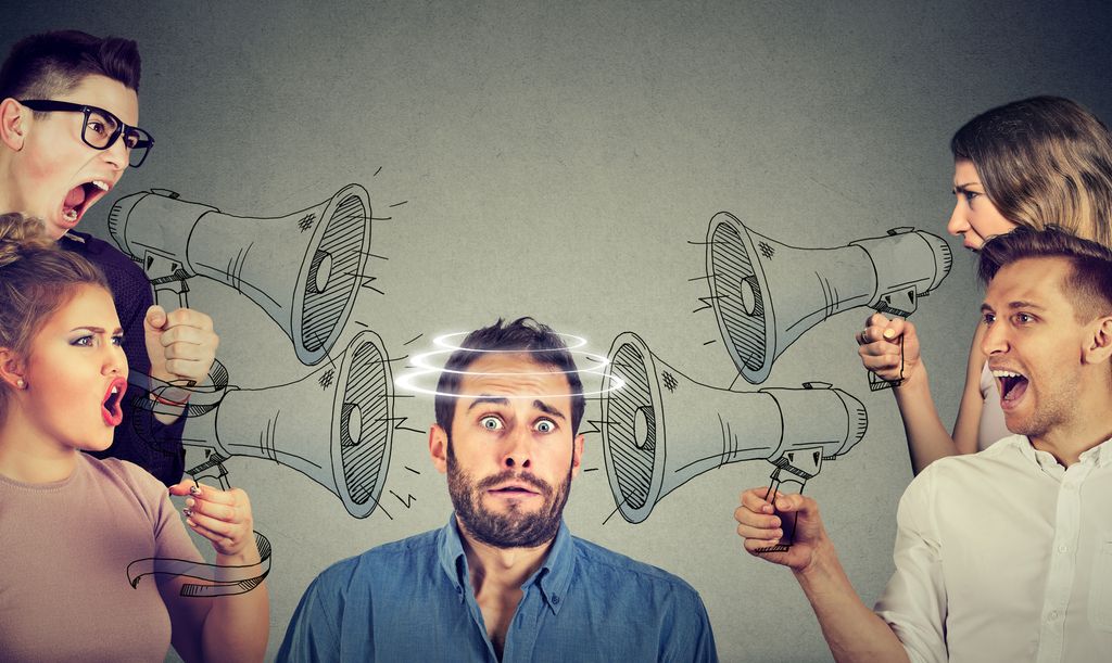 Gruppe med ropert mot bekymra mann. Fotomontasje.