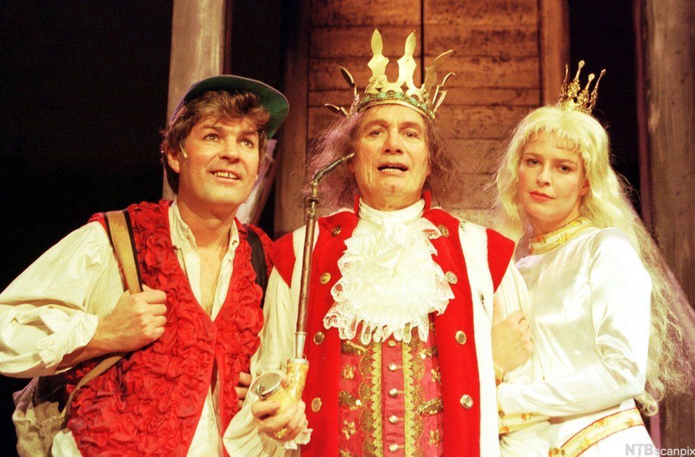 Askeladden, kongen og prinsessa står ved sida av hverandre. Foto.