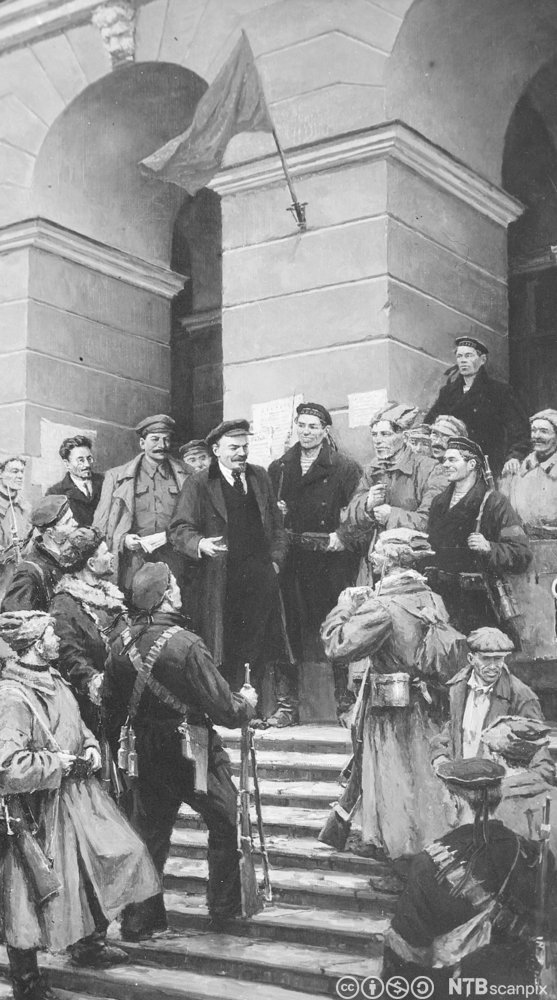 Lenin står på en trapp og er i samtale med soldater og matroser under oktoberrevolusjonen i St. Petersburg i 1917. Maleri.