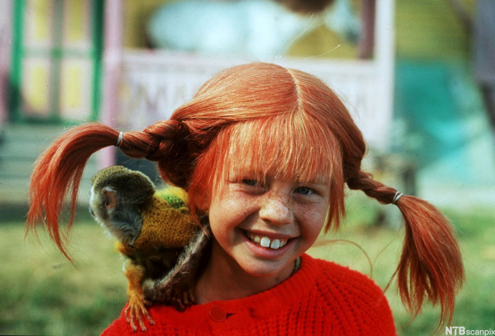 Pippi Langstrømpe med apekatten Herr Nilsson på skulderen. Foto.