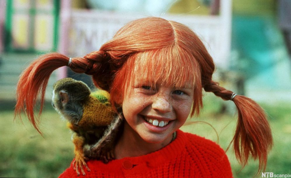 Pippi Langstrømpe med apekatten Herr Nilsson på skulderen. Foto.