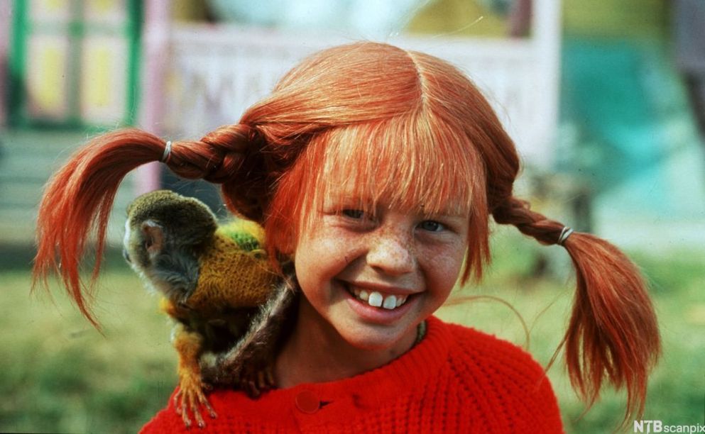 Pippi Langstrømpe med apekatten Herr Nilsson på skuldra. Foto.