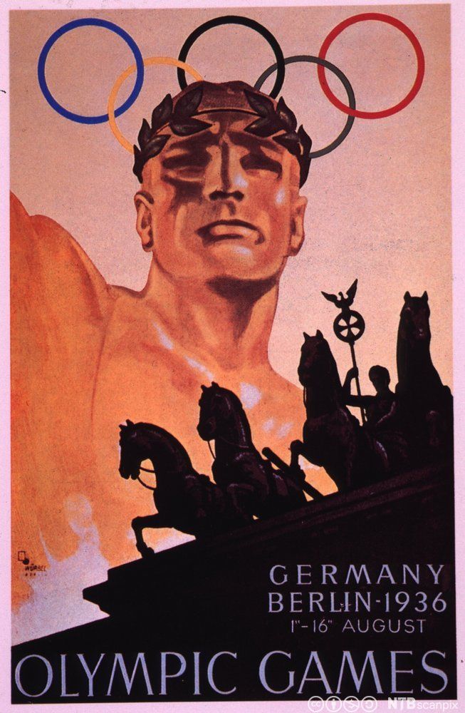 Plakat som viser overkroppen til en muskulær, hvit mann sett i froskeperspektiv med laurbærkrans rundt hodet og de fem OL-ringene over hodet. Nederst på plakaten vises monumentet som troner over Brandenburger Tor i Berlin. Monumentet består av fire hester og en rytter som holder det tyske riksvåpenet. Illustrasjon.