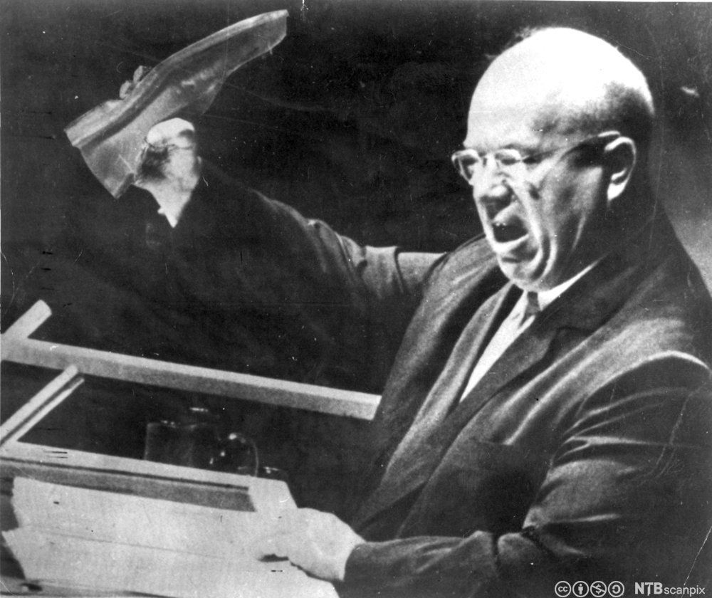 Manipulert bilete av Khrustsjov som held ein sko. Foto.