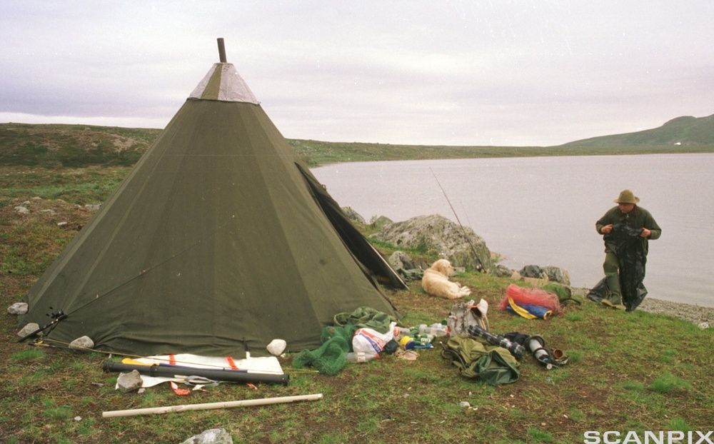 Lavvo ved vannet. Foto