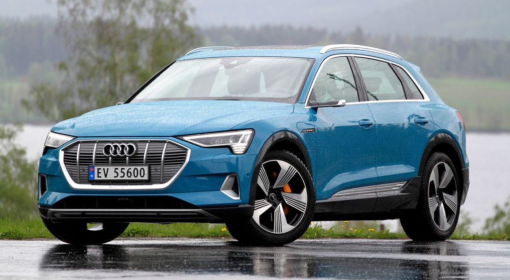 Blå bil av merket Audi e-tron på en parkeringsplass. Foto.
