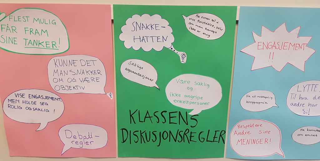 Bilde av plakat med snakkebobler som inneholder diskusjonsregler. Foto.