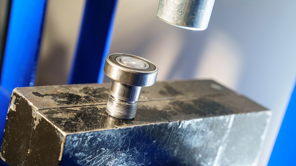 Lager som står på en større metallkloss. Foto.