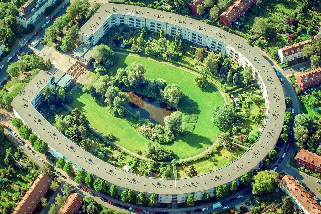 Flyfoto av modernistisk hesteskoforma boligkompleks i Berlin. Foto.