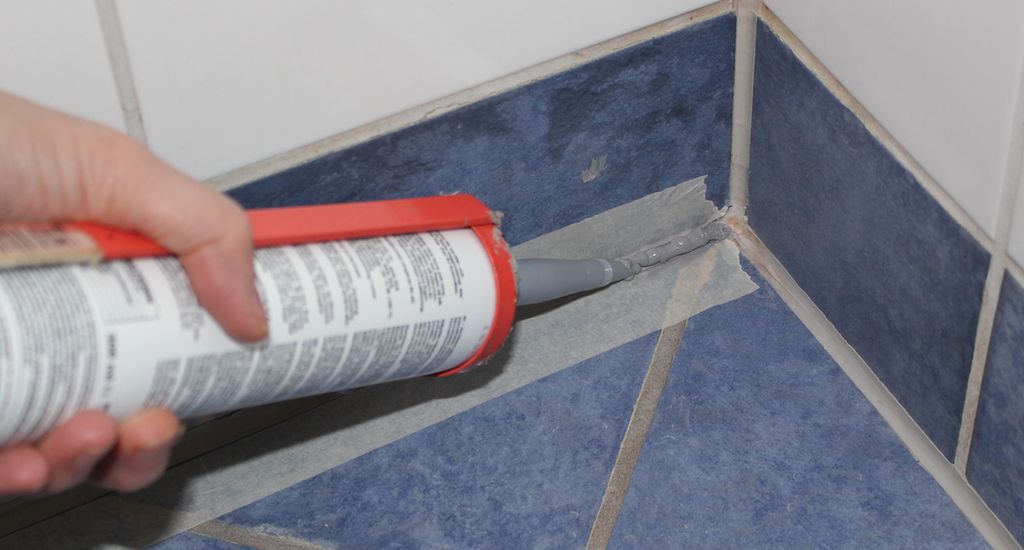Silikonfuge legges på flislagt badegulv. Foto.