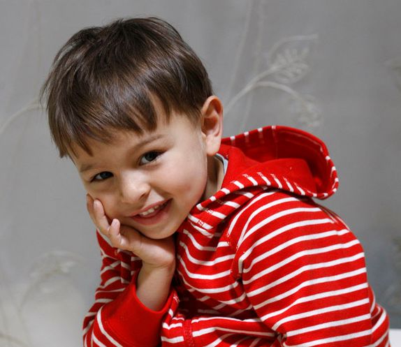 Gutt som smiler. Foto.