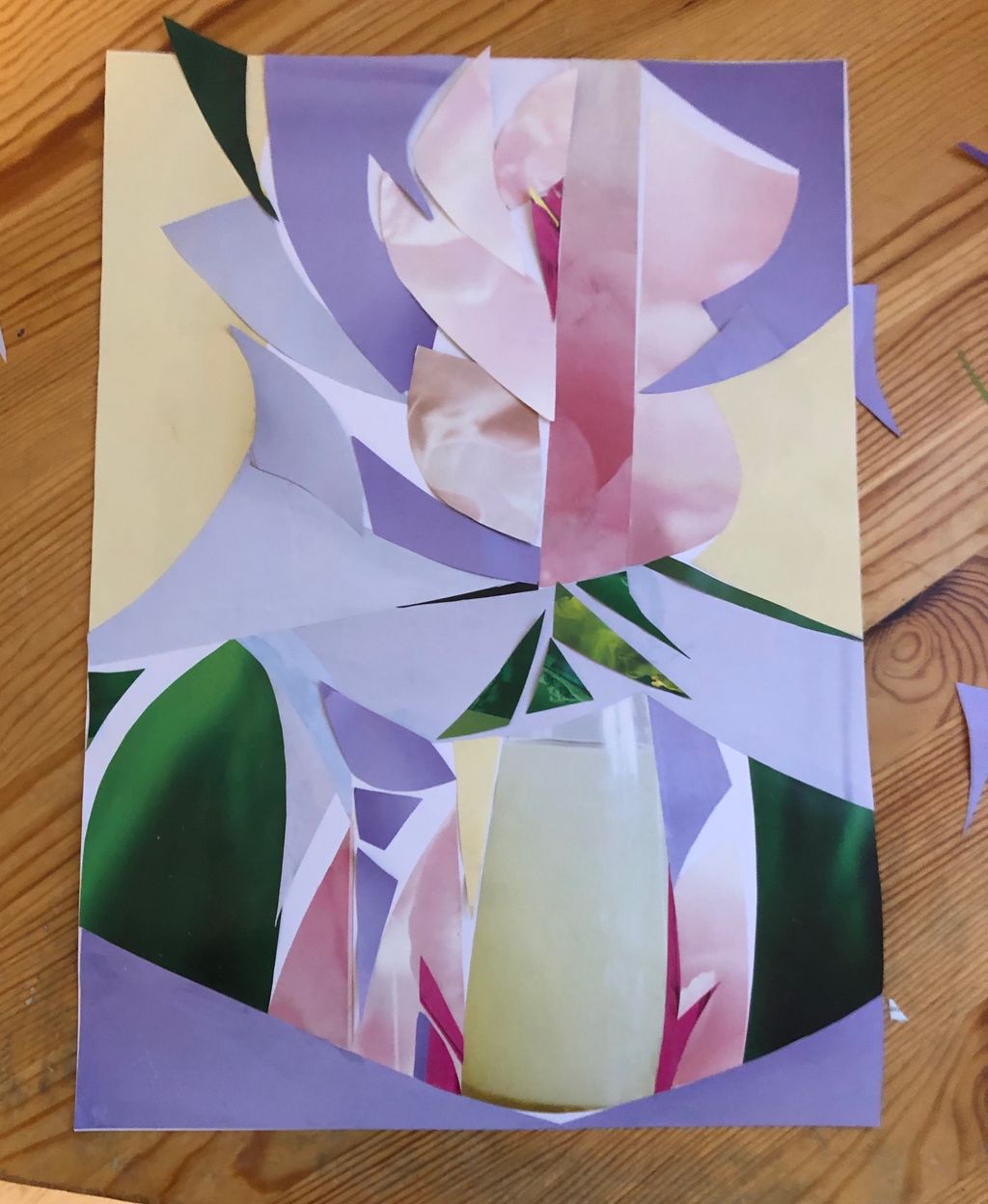 Abstrakt komposisjon laget av farget papir. Foto.