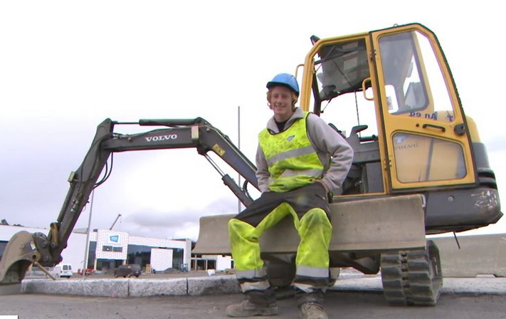 Gravemaskin med fører. Foto.