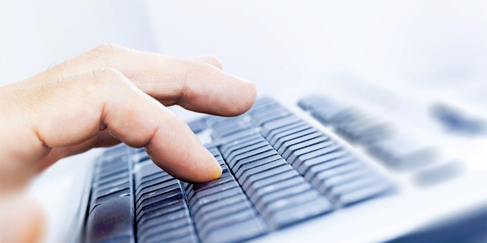 Nærbilete av fingrar som skriv på tastatur. Foto.