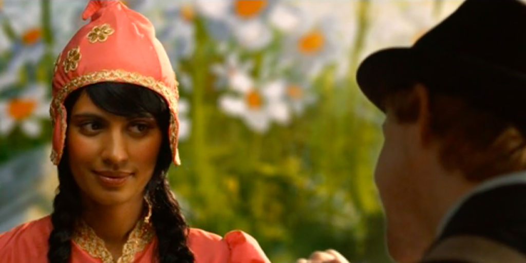 Skylappjenta ser på en smilende ung mann. Skjermbilde.