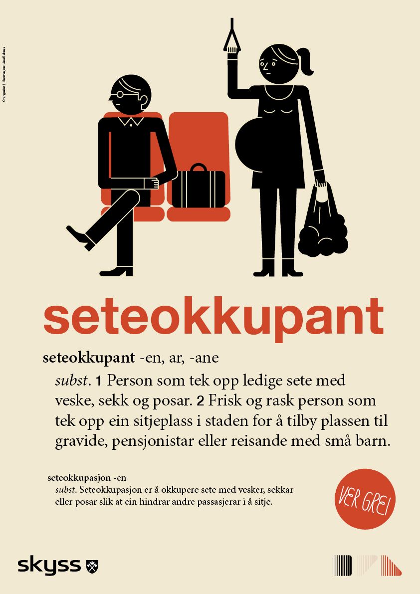 Plakat for selskapet Skyss med stilisert illustrasjon, overskrift, brødtekst og logoen til Skyss. Illustrasjonen viser en mann som sitter på et bussete, og en gravid kvinne som står ved siden av. Under er overskriften "Seteokkupant". Brødteksten under er utformet som et ordboksoppslag og lyder som følger: "subst. 1. Person som tek opp ledige sete med veske, sekk og posar. 2. Frisk og rask person som tek opp ein stijeplass i staden for å tilby plassen til gravide, pensjonistar eller reisande med små barn." Illustrasjon.