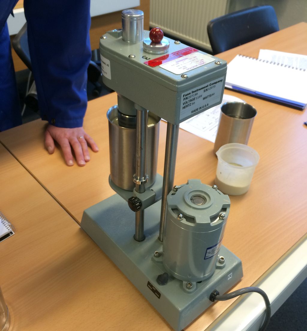 Reologien til borevæsken undersøkes med et Fann-viskosimeter. Det måler hvor stor kraft som må til for å starte bevegelse i væsken. Foto.