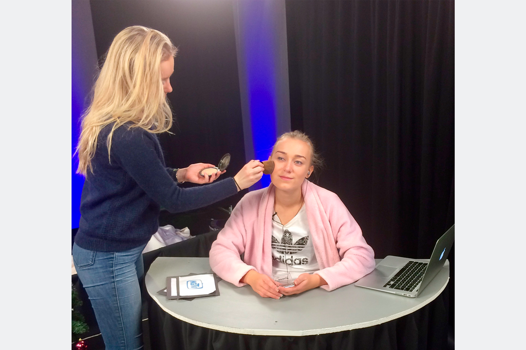 Programleder Maren Opsahl blir sminket i TV-studio på Nordahl Grieg vgs. Foto.