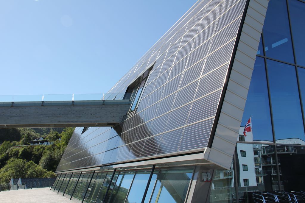 Solcellepanel montert på en hel skrå vegg. Foto.