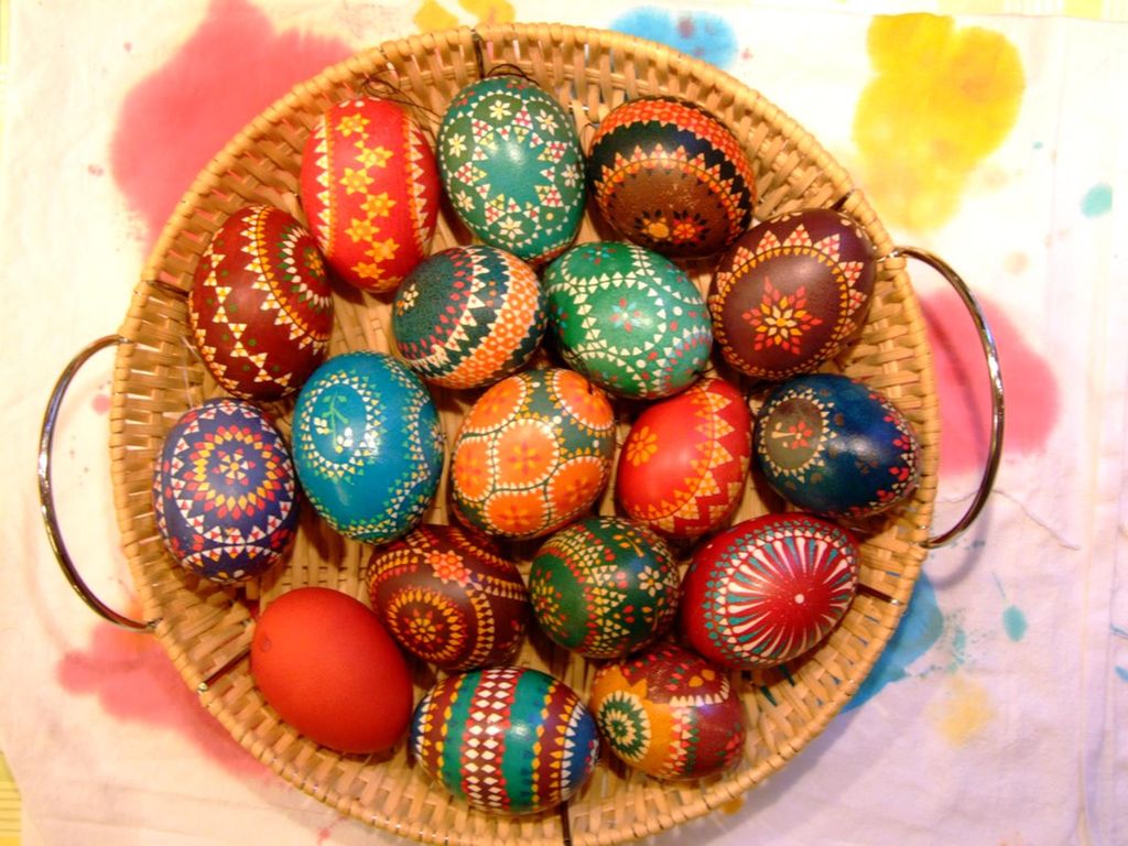 Sorbiske påskeegg. Egga er malt i mange farger og mønstre. Foto. 