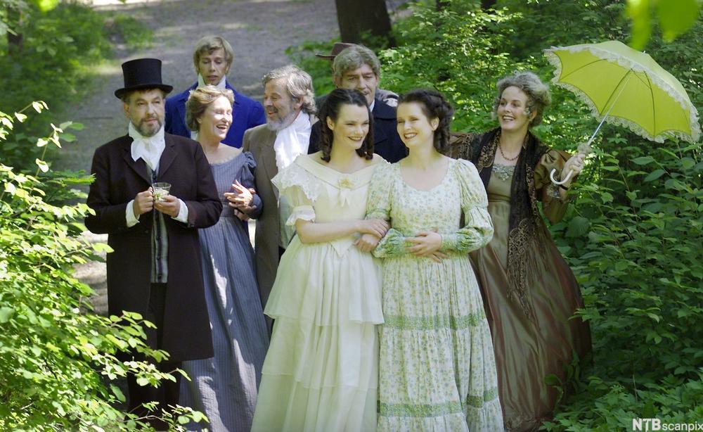 Menneske i tidsriktig kostyme frå dramatisering av Camilla Collets “Amtmannens Døtre”. Foto.