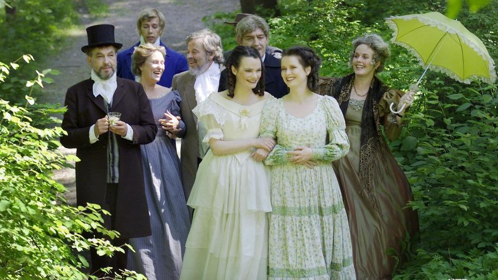 Menneske i tidsriktig kostyme frå dramatisering av Camilla Collets “Amtmannens Døtre”. Foto.