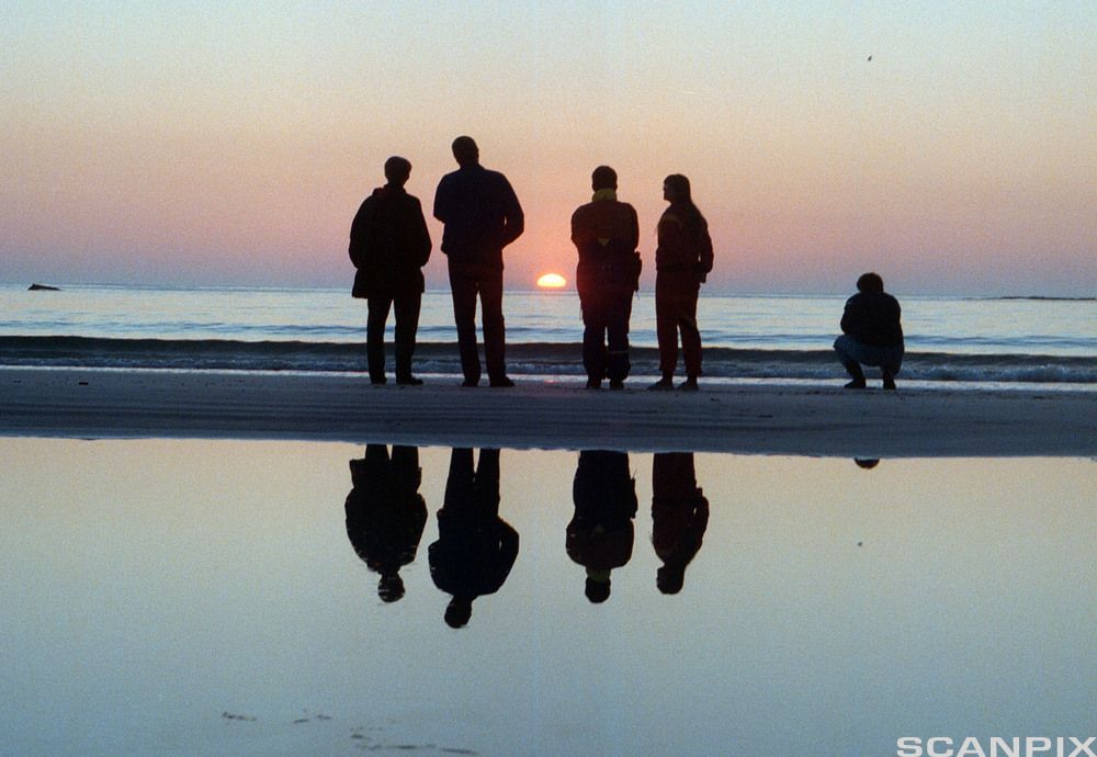 Siluetter av mennesker