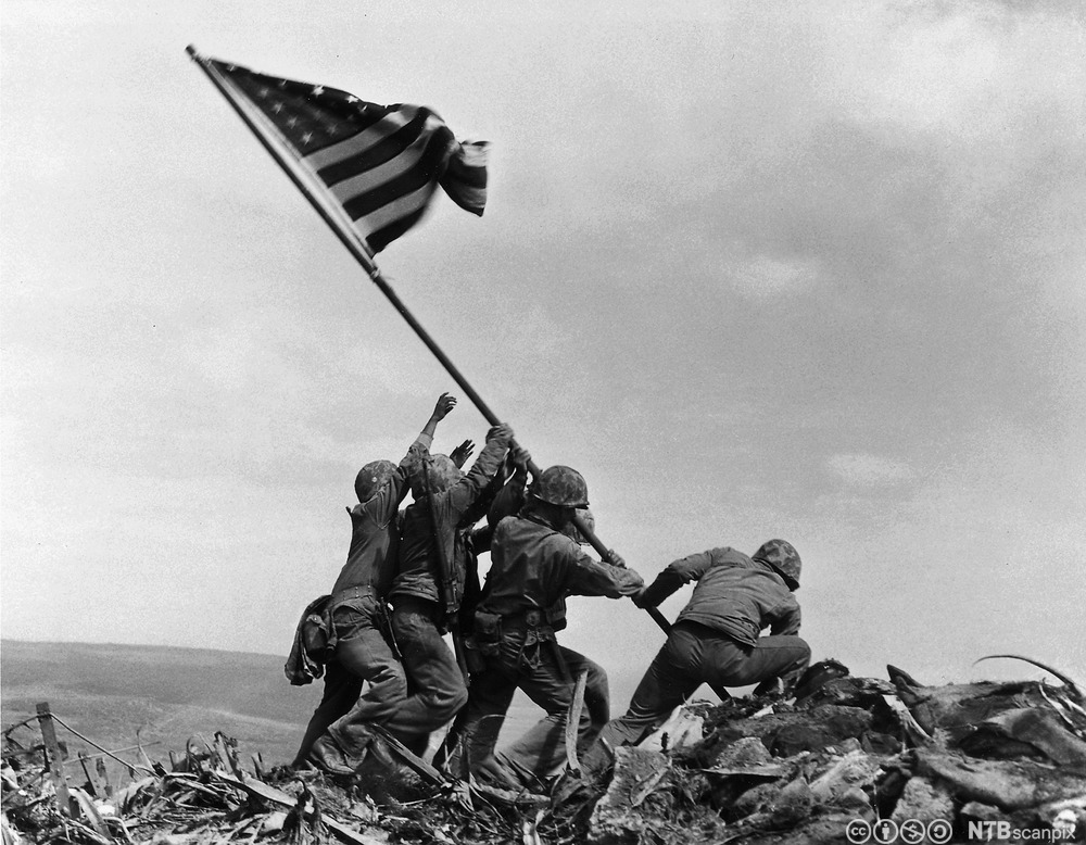 Soldatar reiser eit amerikansk flagg. Foto.